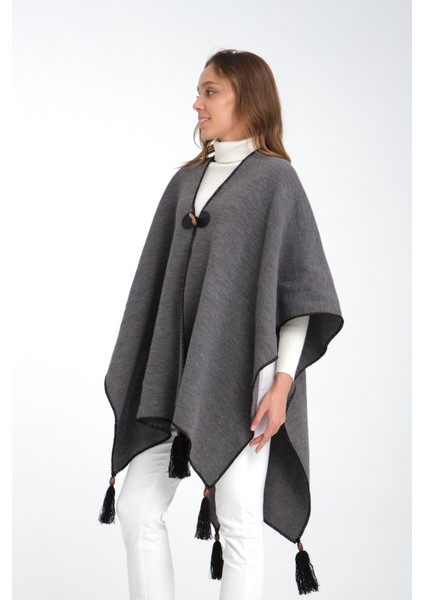 Düz Renk Balıkçı Dikişli Dokuma Triko Panço, Deri ve Düğme Detaylı Püsküllü Kadın Dış Giyim Panço fiyatları