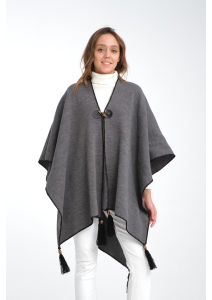 Düz Renk Balıkçı Dikişli Dokuma Triko Panço, Deri ve Düğme Detaylı Püsküllü Kadın Dış Giyim Panço modelleri