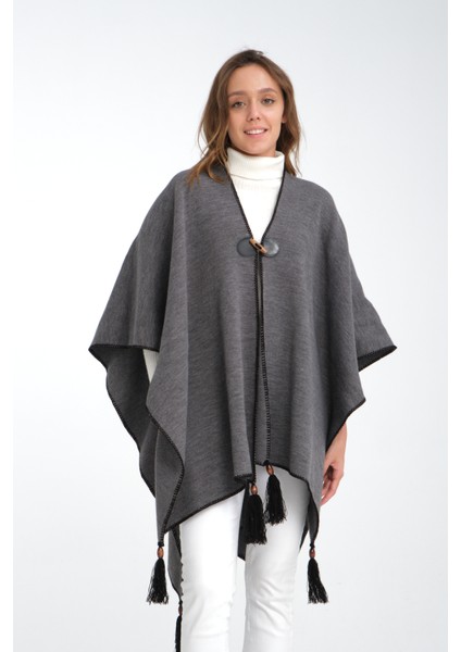 Düz Renk Balıkçı Dikişli Dokuma Triko Panço, Deri ve Düğme Detaylı Püsküllü Kadın Dış Giyim Panço indirimleri