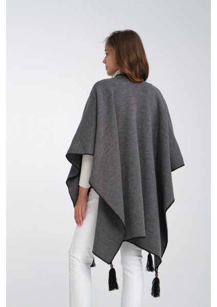 Düz Renk Balıkçı Dikişli Dokuma Triko Panço, Deri ve Düğme Detaylı Püsküllü Kadın Dış Giyim Panço