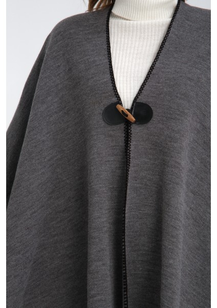 Düz Renk Balıkçı Dikişli Dokuma Triko Panço, Deri ve Düğme Detaylı Püsküllü Kadın Dış Giyim Panço