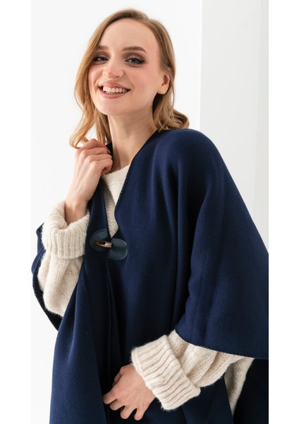 Düz Renk Balıkçı Dikişli Dokuma Triko Panço, Deri ve Düğme Detaylı Püsküllü Kadın Dış Giyim Panço fırsatları