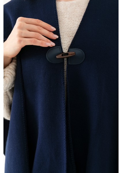 Düz Renk Balıkçı Dikişli Dokuma Triko Panço, Deri ve Düğme Detaylı Püsküllü Kadın Dış Giyim Panço indirimleri