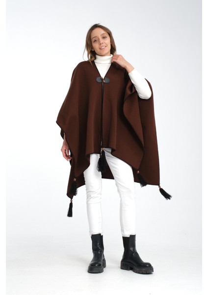 Düz Renk Balıkçı Dikişli Dokuma Triko Panço, Deri ve Düğme Detaylı Püsküllü Kadın Dış Giyim Panço