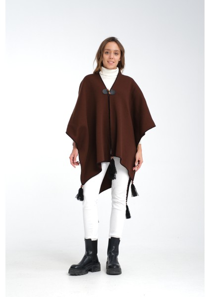 Düz Renk Balıkçı Dikişli Dokuma Triko Panço, Deri ve Düğme Detaylı Püsküllü Kadın Dış Giyim Panço fiyatları