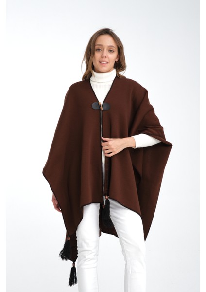 Düz Renk Balıkçı Dikişli Dokuma Triko Panço, Deri ve Düğme Detaylı Püsküllü Kadın Dış Giyim Panço modelleri