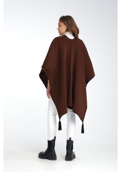 Düz Renk Balıkçı Dikişli Dokuma Triko Panço, Deri ve Düğme Detaylı Püsküllü Kadın Dış Giyim Panço fırsatları