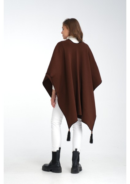 Düz Renk Balıkçı Dikişli Dokuma Triko Panço, Deri ve Düğme Detaylı Püsküllü Kadın Dış Giyim Panço indirimleri