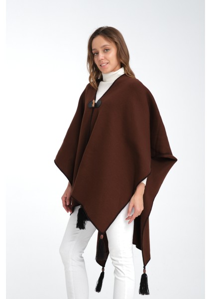 Düz Renk Balıkçı Dikişli Dokuma Triko Panço, Deri ve Düğme Detaylı Püsküllü Kadın Dış Giyim Panço