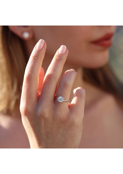 Etrafı Pırıltılı Taşlarla Çevrili Yuvarlak Montür Sky Diamond Gümüş Set fiyatları