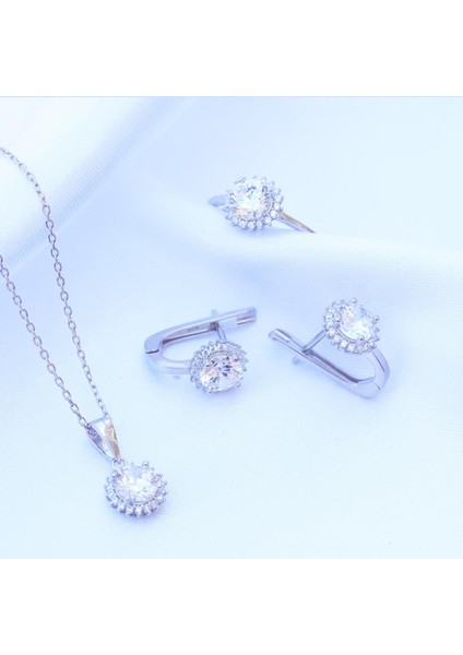 Etrafı Pırıltılı Taşlarla Çevrili Yuvarlak Montür Sky Diamond Gümüş Set modelleri