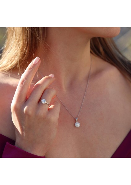 Etrafı Pırıltılı Taşlarla Çevrili Yuvarlak Montür Sky Diamond Gümüş Set indirimleri