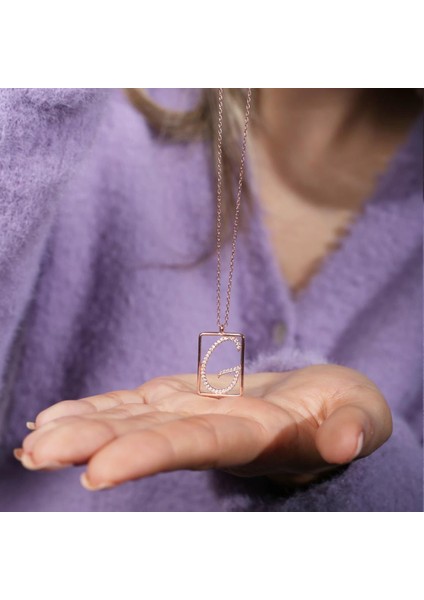 G Harfi Zirkon Taşlı Rose Gold Kaplama Çerçeveli Gümüş Kolye