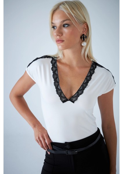 Kadın Ekru V Yaka Dantel Detaylı Bluz EY3133
