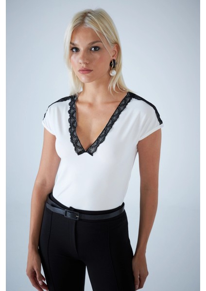Kadın Ekru V Yaka Dantel Detaylı Bluz EY3133 modelleri