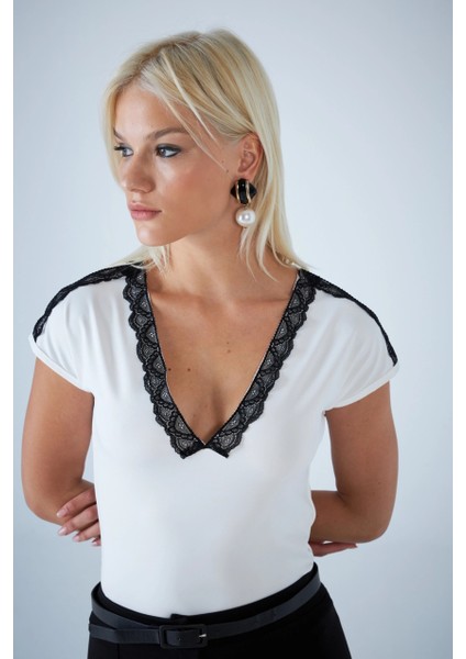 Kadın Ekru V Yaka Dantel Detaylı Bluz EY3133 fırsatları