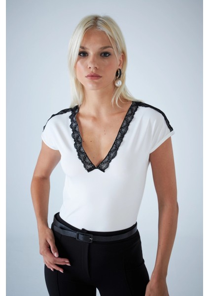 Kadın Ekru V Yaka Dantel Detaylı Bluz EY3133 indirimleri