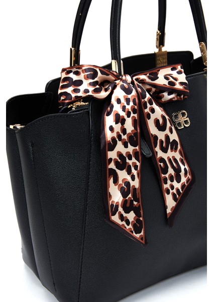 Kadın Siyah Uzun Askılı Aksesuarlı Kol Çantası 25ABD270318