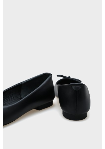 Deri Fiyonklu Yuvarlak Burunlu Kadın Babet