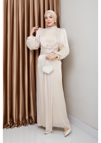 Fiyonk ve Yakası Taş Bezeli Yoryo Ipek Tesettür Abiye Elbise Krem 1236