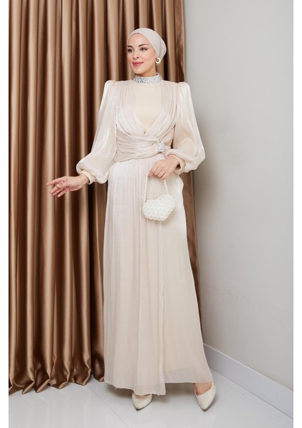 Fiyonk ve Yakası Taş Bezeli Yoryo Ipek Tesettür Abiye Elbise Krem 1236 modelleri