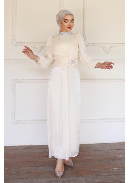 Fiyonk ve Yakası Taş Bezeli Yoryo Ipek Tesettür Abiye Elbise Fil Dişi 1236 modelleri