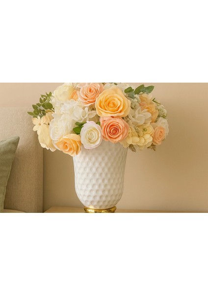Altın Kaideli Beyaz Dokulu Vazo – Şeftali/krem Gül & Ortanca Yapay Aranjman