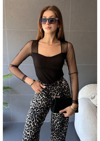 Kare Yaka Tül Detaylı Bluz