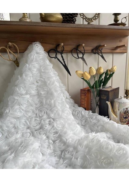 Gül Desenli Muazzam Dantel Beyaz Renkte