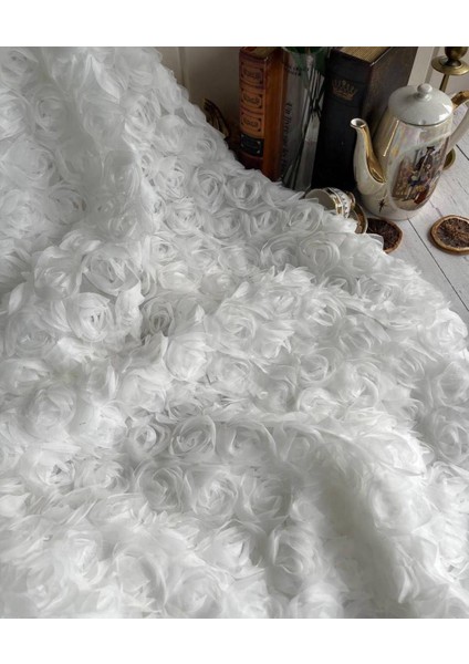 Gül Desenli Muazzam Dantel Beyaz Renkte