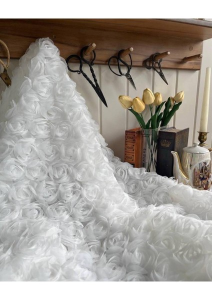 Gül Desenli Muazzam Dantel Beyaz Renkte