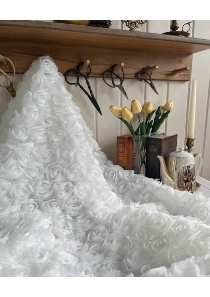 Gül Desenli Muazzam Dantel Beyaz Renkte