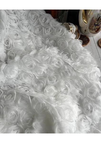 Gül Desenli Muazzam Dantel Beyaz Renkte