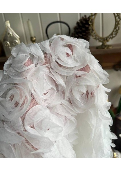 Gül Desenli Muazzam Dantel Beyaz Renkte