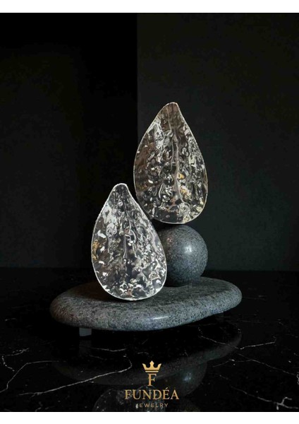 Çelik Küpe El Işçiliği Dokulu Gümüş Rengi Yaprak Tasarımlı Büyük Form Modern Aksesuar Parlak Yüzey Şık Takı