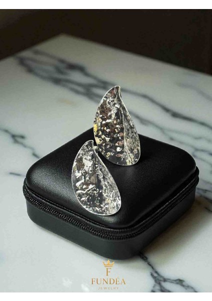 Çelik Küpe El Işçiliği Dokulu Gümüş Rengi Yaprak Tasarımlı Büyük Form Modern Aksesuar Parlak Yüzey Şık Takı modelleri