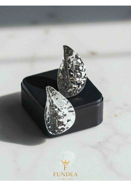 Çelik Küpe El Işçiliği Dokulu Gümüş Rengi Yaprak Tasarımlı Büyük Form Modern Aksesuar Parlak Yüzey Şık Takı indirimleri