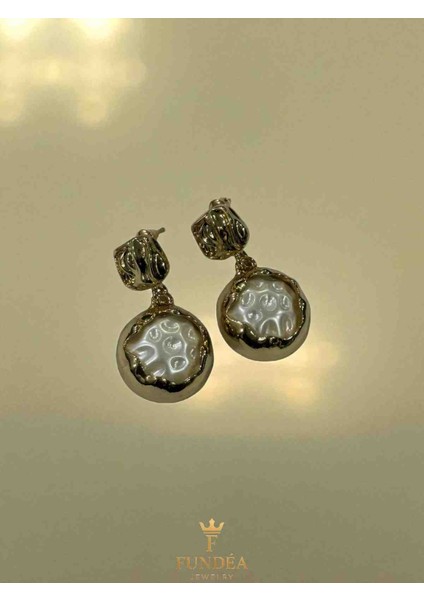 Çelik Altın Rengi Inci Küpe Parlak Sedef Görünümlü Modern Tasarım Parlak Yüzey Şık Takı Model