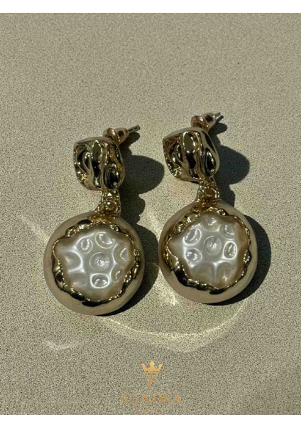 Çelik Altın Rengi Inci Küpe Parlak Sedef Görünümlü Modern Tasarım Parlak Yüzey Şık Takı Model fiyatları