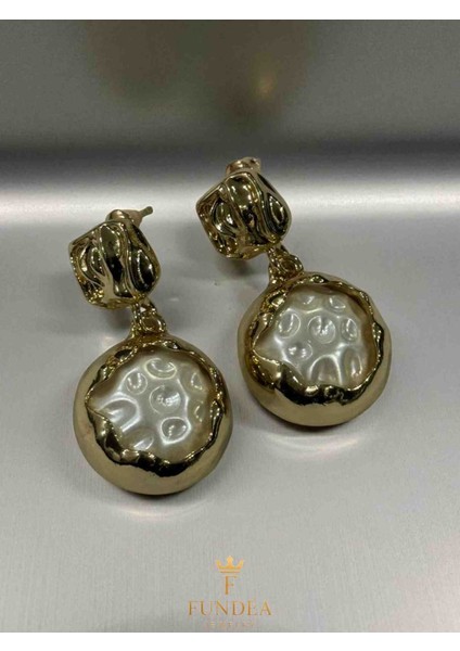 Çelik Altın Rengi Inci Küpe Parlak Sedef Görünümlü Modern Tasarım Parlak Yüzey Şık Takı Model modelleri