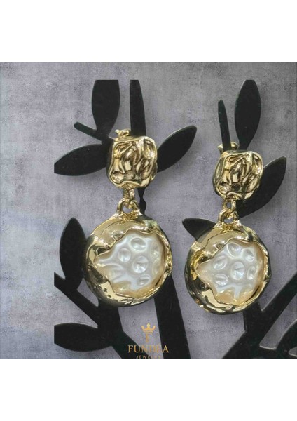 Çelik Altın Rengi Inci Küpe Parlak Sedef Görünümlü Modern Tasarım Parlak Yüzey Şık Takı Model fırsatları