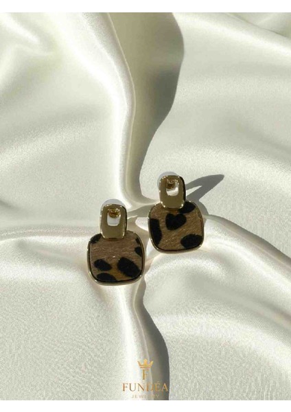 Çelik Leopar Desenli Küpe Yumuşak Dokulu Modern Tasarım, Kare Form Gold Detaylı Şık Takı