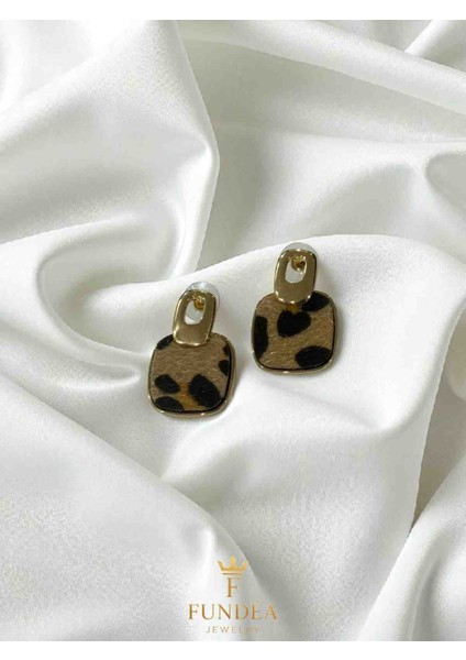 Çelik Leopar Desenli Küpe Yumuşak Dokulu Modern Tasarım, Kare Form Gold Detaylı Şık Takı fiyatları