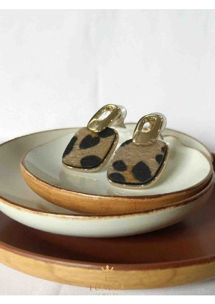 Çelik Leopar Desenli Küpe Yumuşak Dokulu Modern Tasarım, Kare Form Gold Detaylı Şık Takı fırsatları