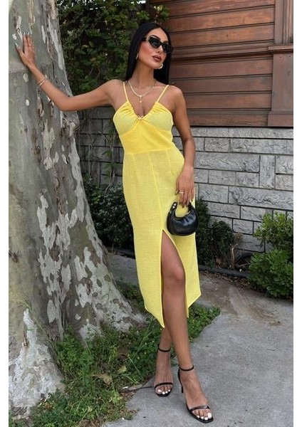 Göğsü Aksesuarlı Önü Yırtmaçlı Elbise 2899 indirimleri