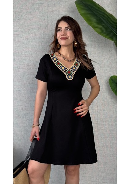 Kadın Penye Kumaş Çiçek Desenli Nakışlı Elbise