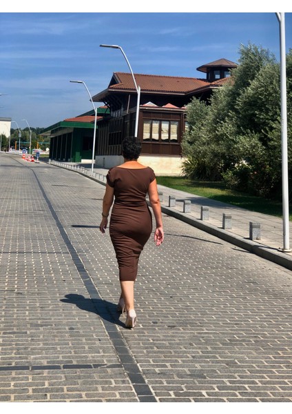 Kayık Yaka Büzgülü Düşük Kol, Kemer Aksesuarlı, Midi Boy Kalem Elbise. fiyatları