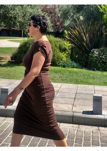 Kayık Yaka Büzgülü Düşük Kol, Kemer Aksesuarlı, Midi Boy Kalem Elbise. modelleri