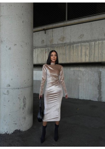 Kadın Uzun Kollu Yarım Balıkçı Yaka Büzgü Detay Kadife Kumaş Elbise fırsatları