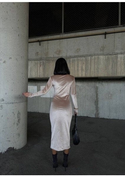 Kadın Uzun Kollu Yarım Balıkçı Yaka Büzgü Detay Kadife Kumaş Elbise indirimleri